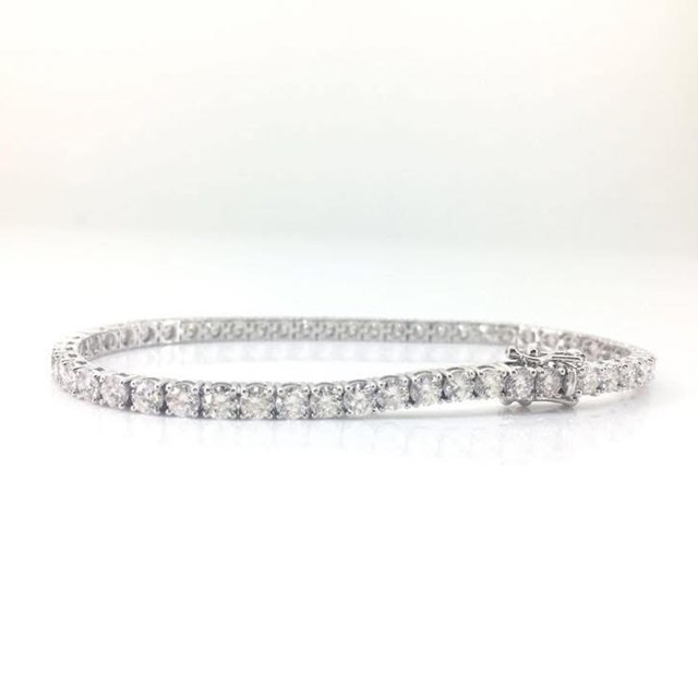 Classic round diamond tennis bracelet in white gold